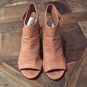 Open toe leather pump